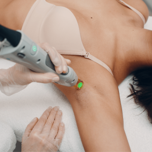 Dites adieu aux poils indésirables avec notre service d’épilation laser de pointe. Utilisant la technologie laser la plus récente, nous garantissons des résultats sûrs et efficaces pour tous les types de peau. Que ce soit pour le visage, les jambes, les bras, le dos, ou le bikini, notre équipe vous propose des traitements personnalisés pour un résultat optimal.